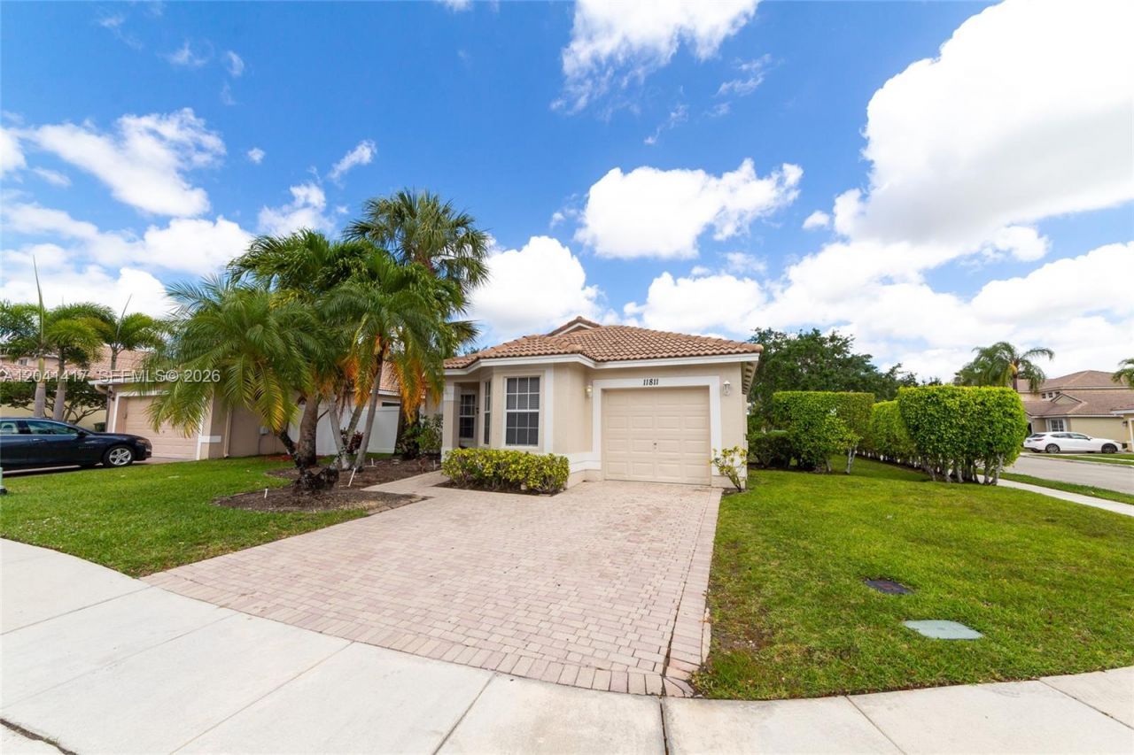 11811 SW 8th St, Pembroke Pines, FL 33025 Photo