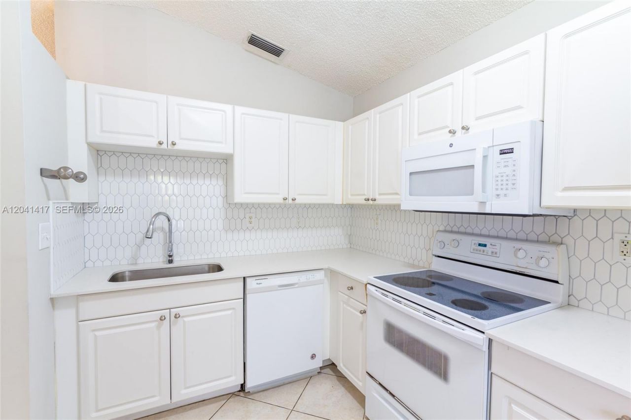 11811 SW 8th St, Pembroke Pines, FL 33025 Photo
