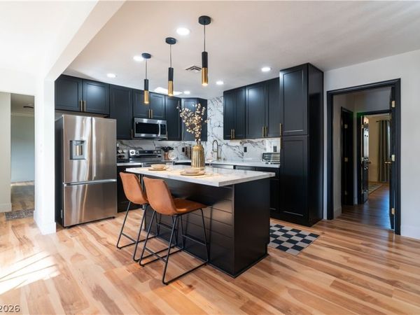 31 Jade Circle, Las Vegas, NV 89106