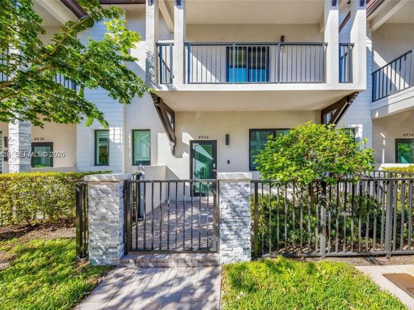 4856 NW 83rd Pkwy , Doral, FL 33166