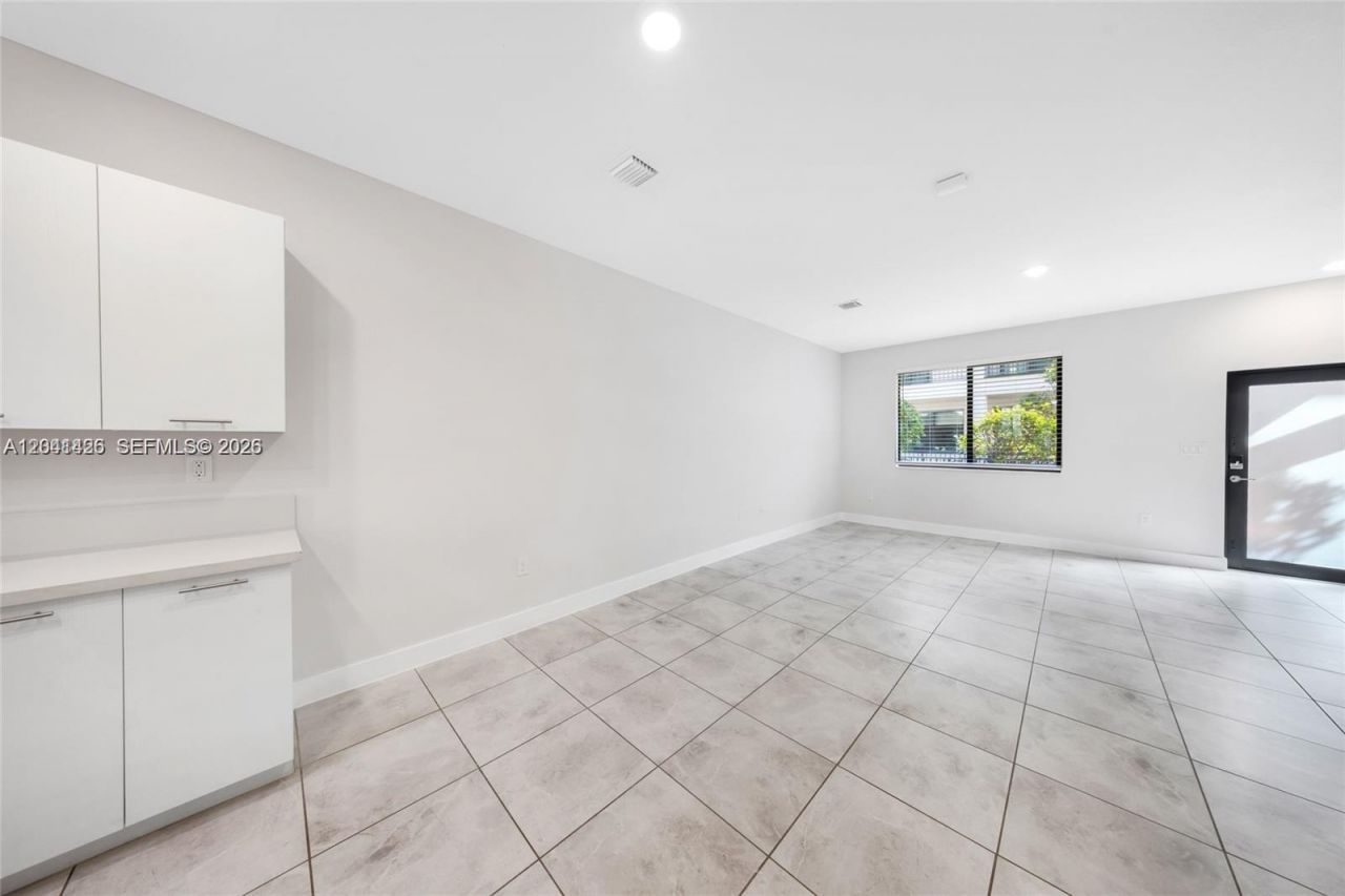 4856 NW 83rd Pkwy , Doral, FL 33166 Photo