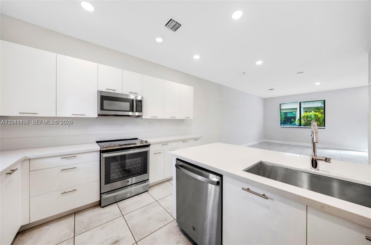 4856 NW 83rd Pkwy , Doral, FL 33166 Photo
