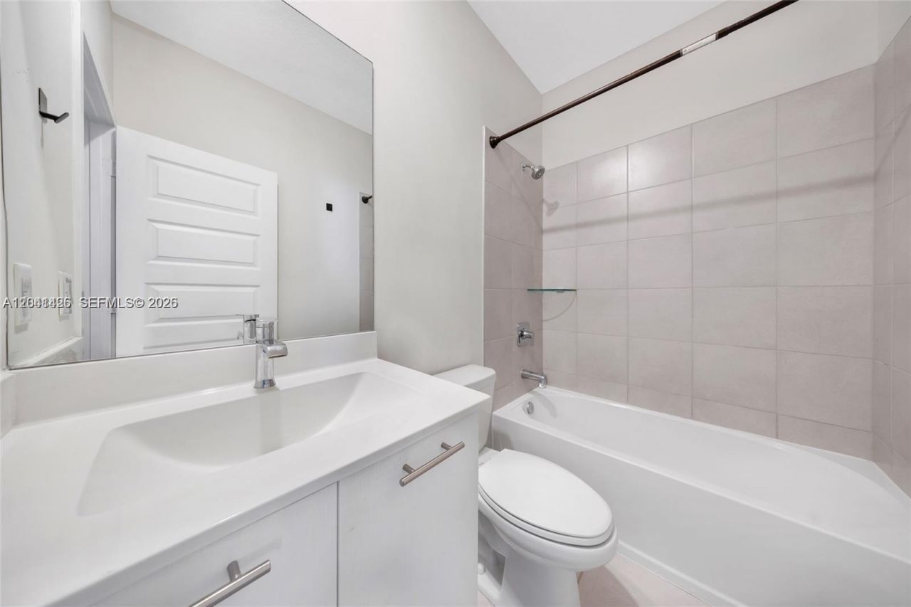 4856 NW 83rd Pkwy , Doral, FL 33166 Photo