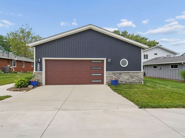 1300 E Choctaw Drive, London, OH 43140