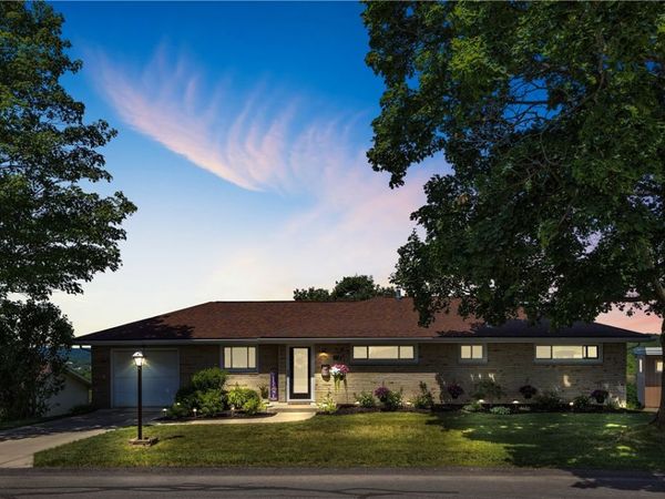 930 Crestview Dr, Ellwood City, PA 16117