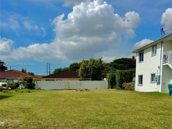 1512 NW 60th St , Miami, FL 33142