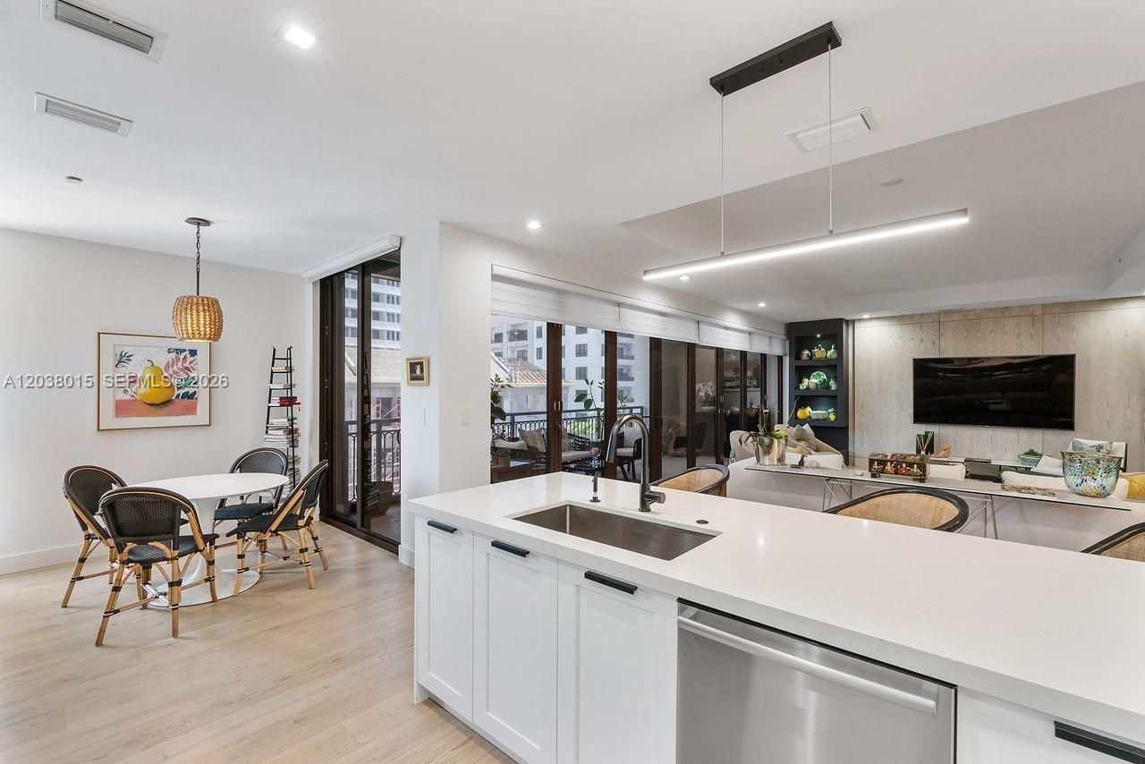 718 Valencia Ave, Unit 403, Coral Gables, FL 33134 Photo