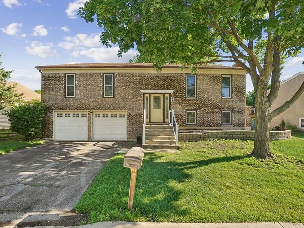 532 Iroquois Trail , Carol Stream, IL 60188