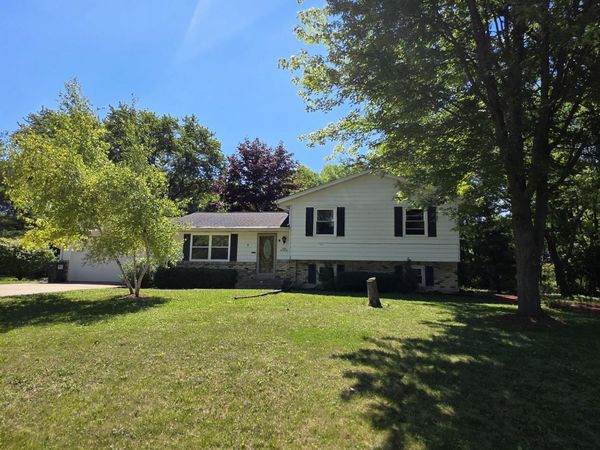 N50W14473 Fairmount Ave, Menomonee Falls, WI 53051