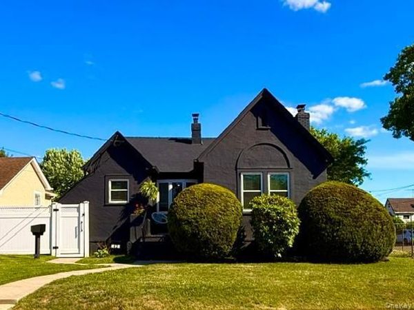 43 Elinor Place , Freeport, NY 11520