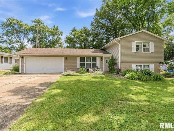 2 LARIAT Drive, Springfield, IL 62702
