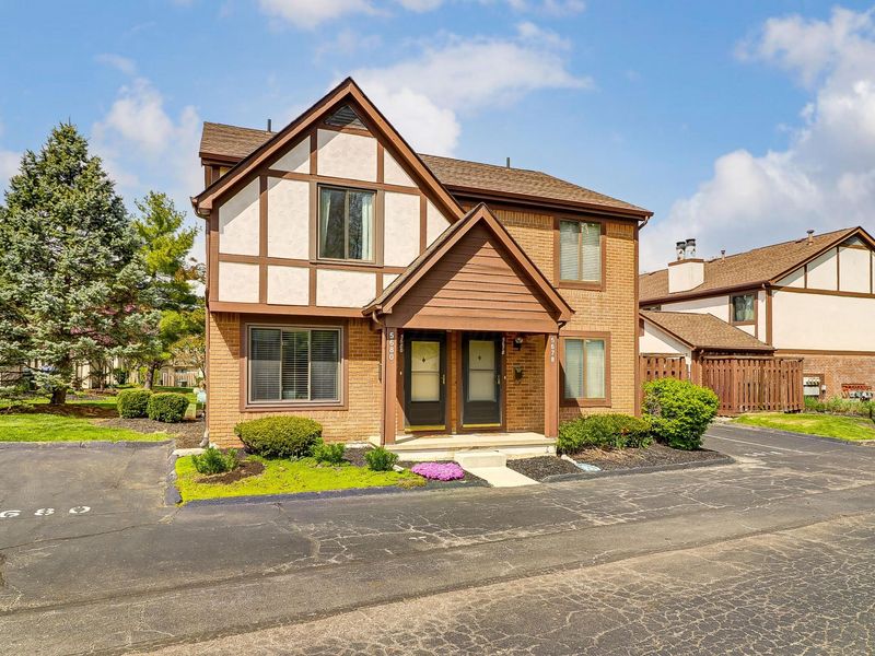 5680 Jousting Lane, Unit A, Columbus, OH 43231 Photo 3
