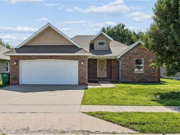 21809 Lombardo Lane, Peculiar, MO 64078