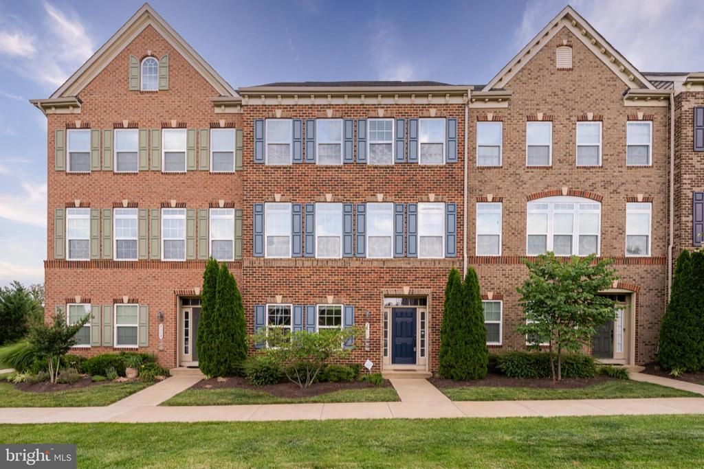 7102 Darbey Knoll Drive, Gainesville, VA 20155 Main Photo