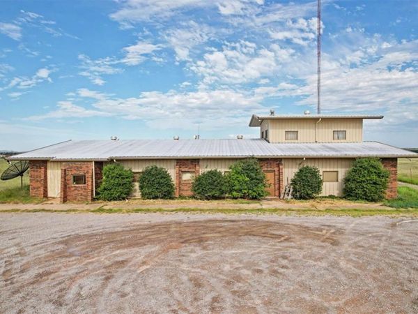 1515 N Broadway Street, Hobart, OK 73651