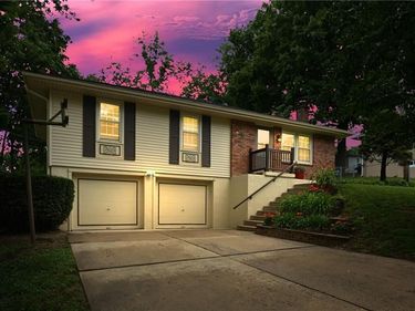 12709 E Silver Lane, Sugar Creek, MO 64050