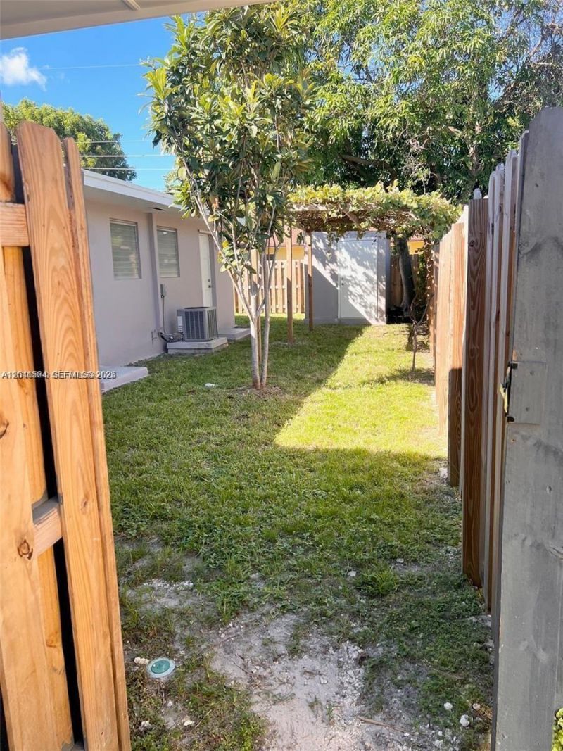 1005 NE 2nd St , Unit 1, Hallandale Beach, FL 33009 Photo