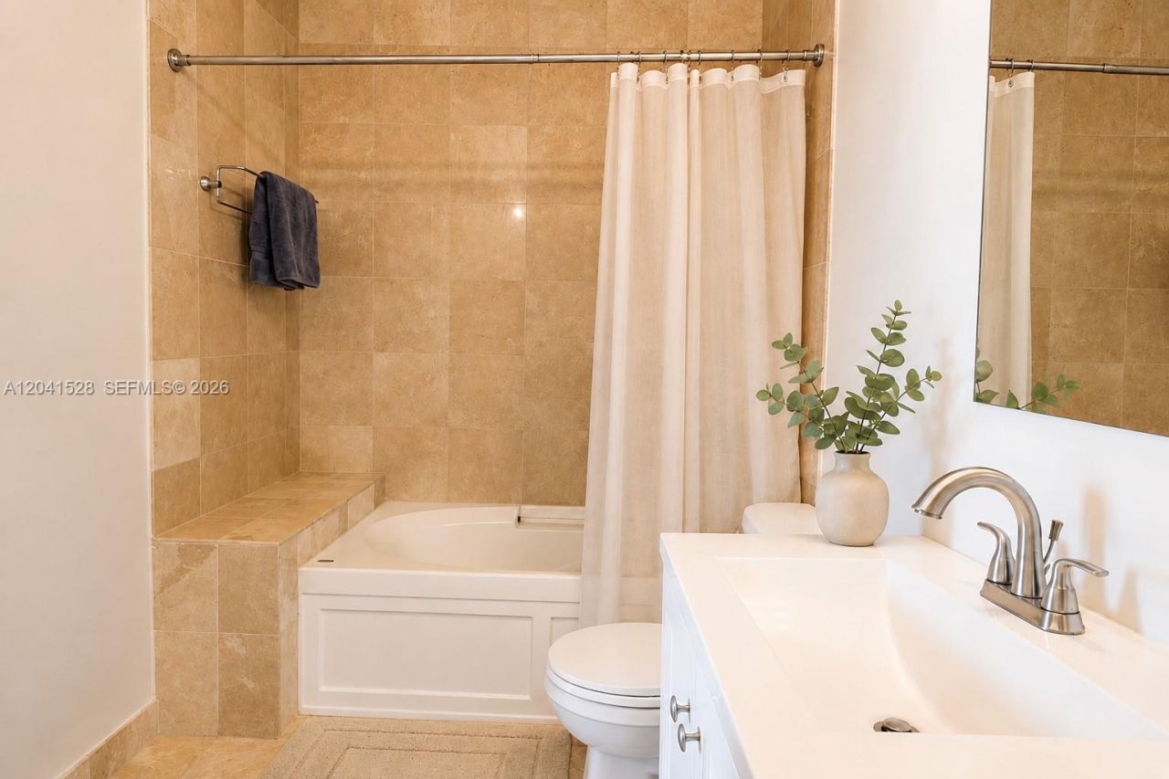 2100 Van Buren St, Unit 421, Hollywood, FL 33020 Photo