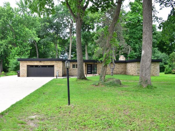 13815 W Robin TRAIL, New Berlin, WI 53151