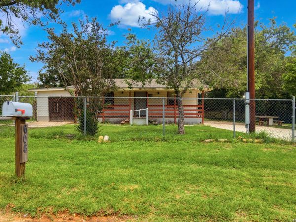 606 VIEWPOINT DR, Poteet, TX 78065