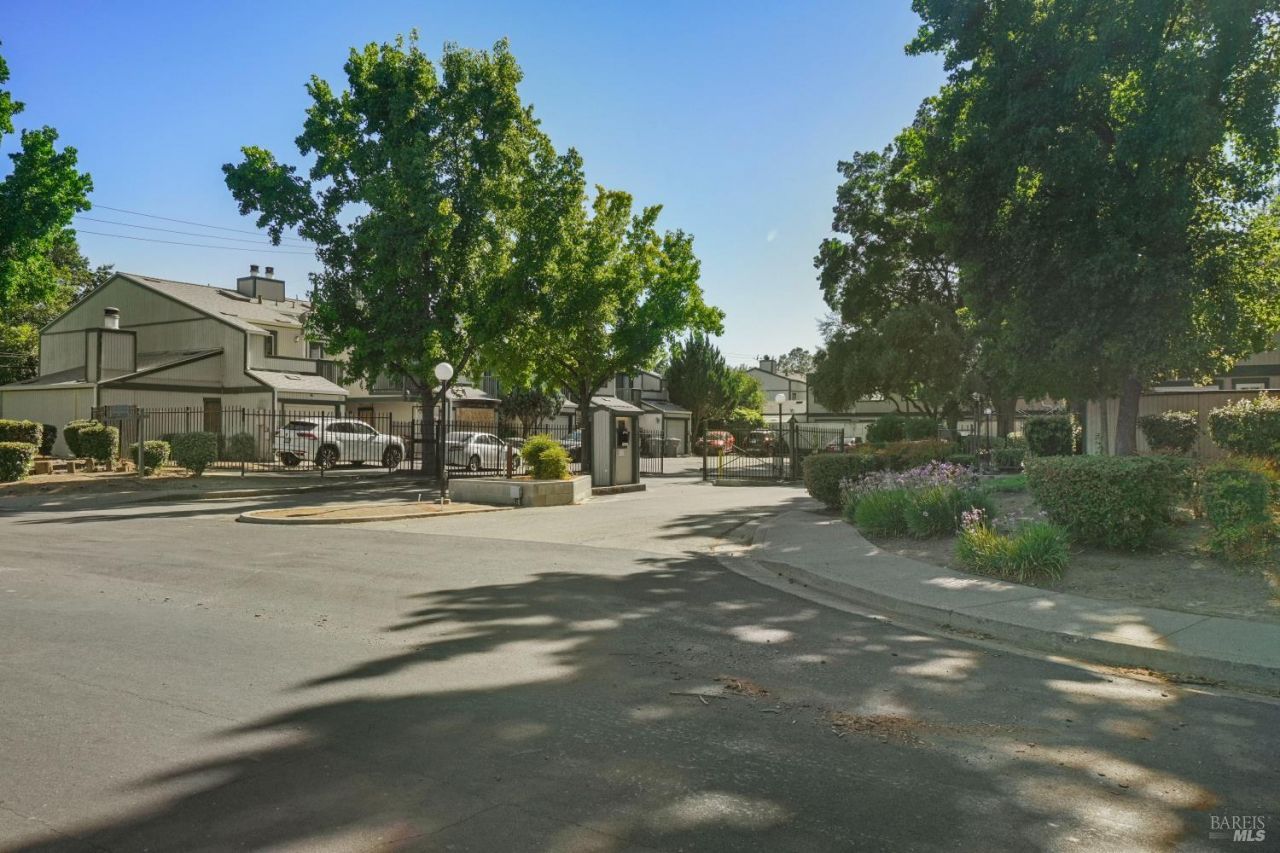 299 Shasta Drive, Vacaville, CA 95687 Main Photo