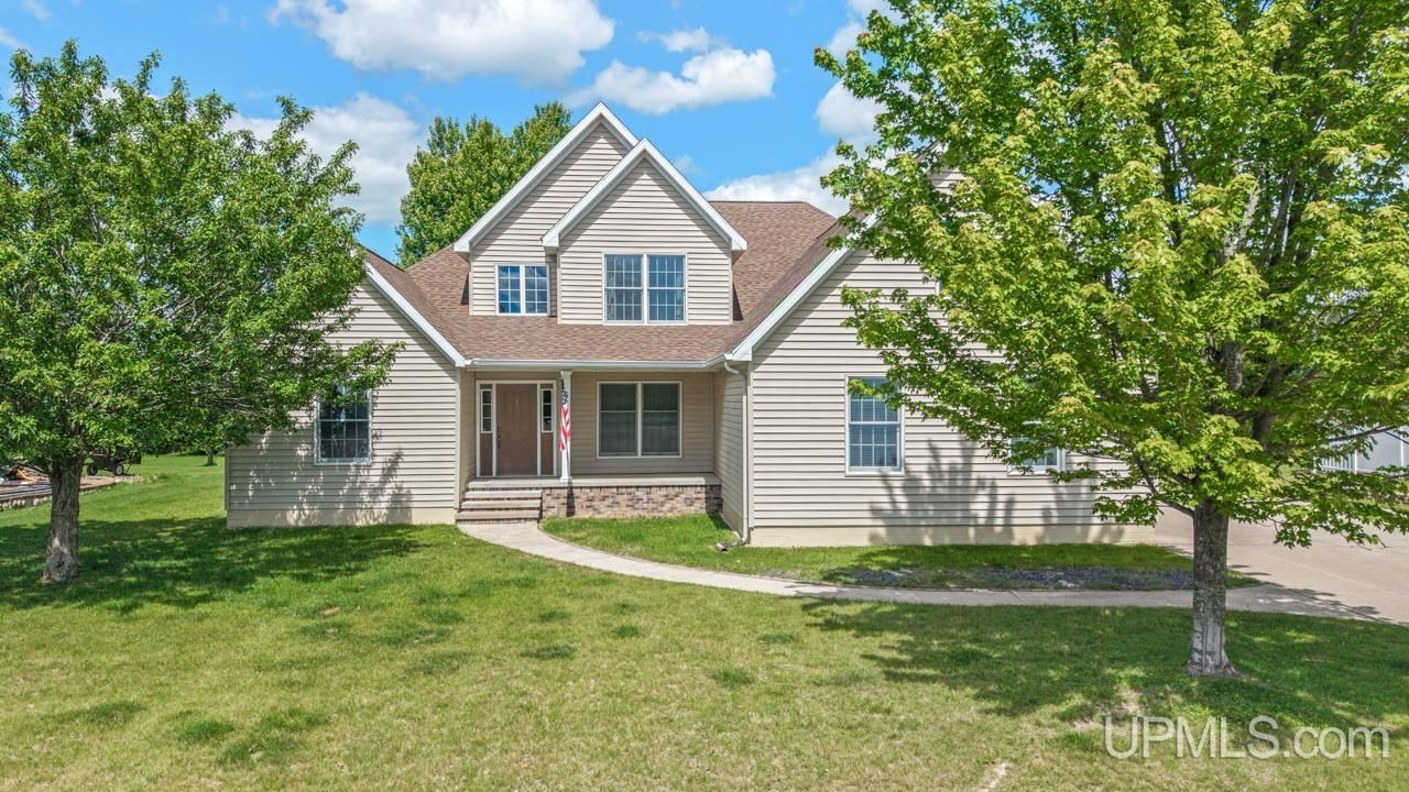 520 S 32nd Street, Escanaba, MI 49829 Main Photo