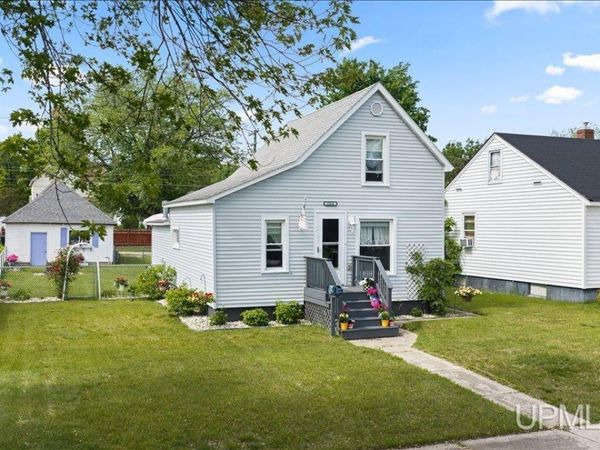 1214 Montana Avenue, Gladstone, MI 49837