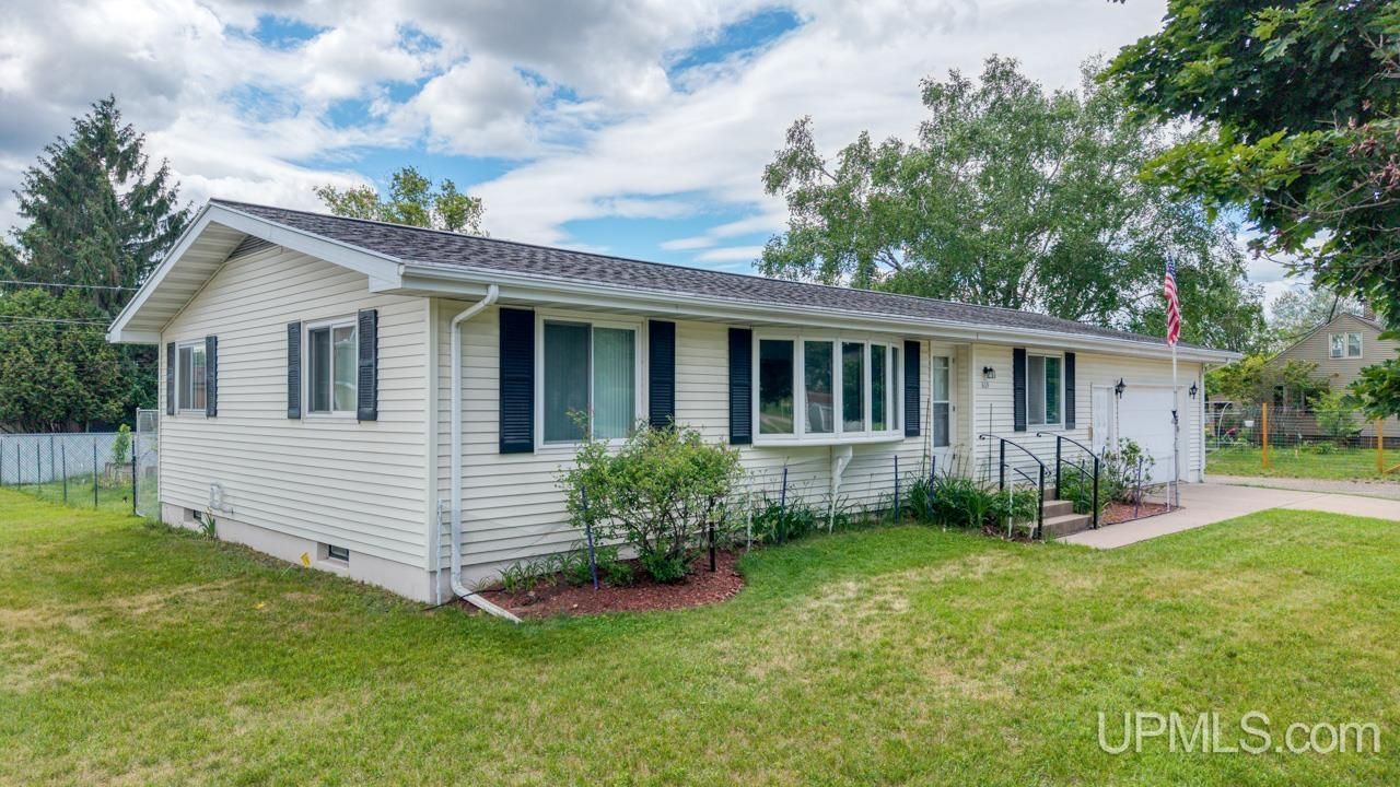 809 W Hughitt Street, Iron Mountain, MI 49801 Main Photo