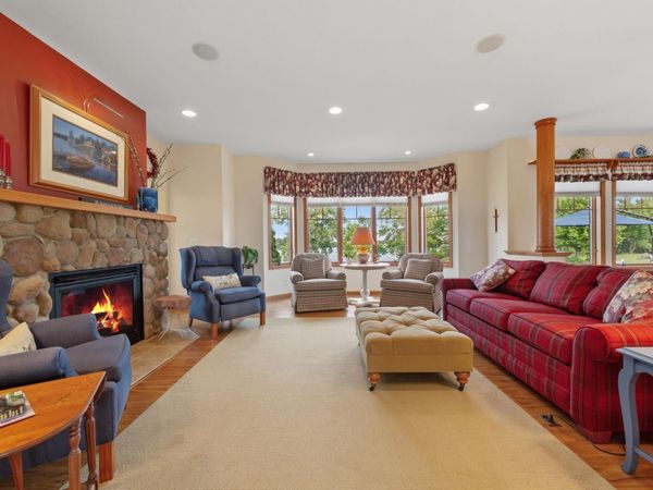 20 W Clear Lake Drive , Ceylon, MN 56121