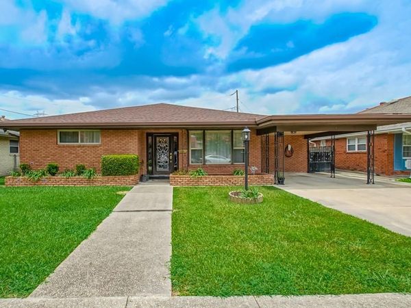 211 WILLOW Drive, Gretna, LA 70053