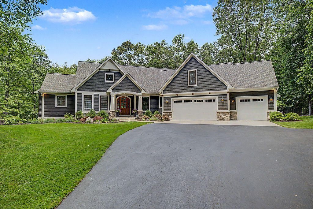 547 Roundtree Drive Ne, Ada, MI 49301 Main Photo