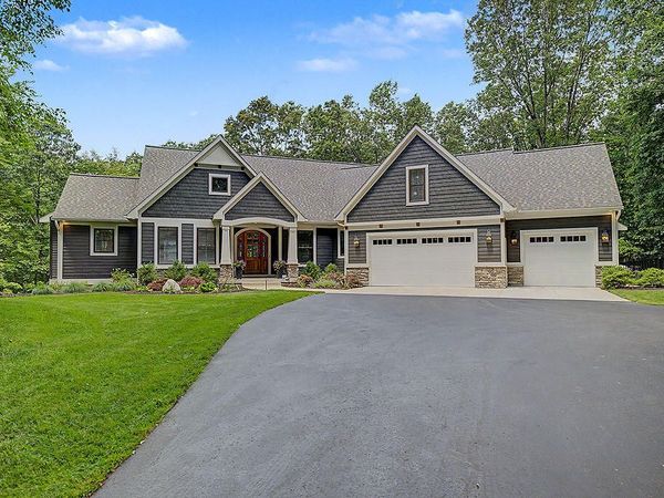 547 Roundtree Drive NE, Ada, MI 49301