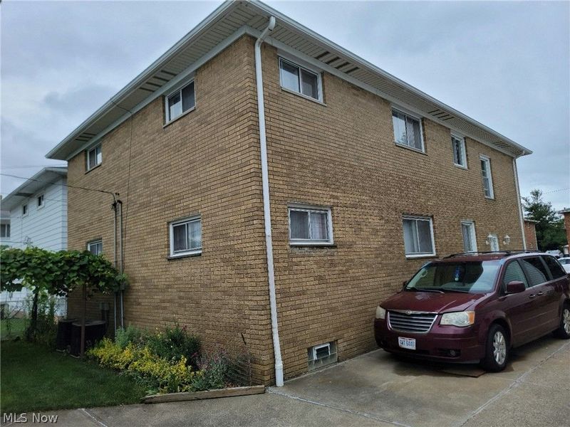 535 E 208th Street, Euclid, OH 44119 Photo 3