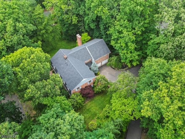 60 Brook Dr, Watchung, NJ 07069