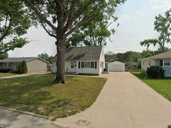 2125 Richard Drive NE, Cedar Rapids, IA 52402