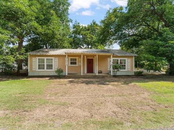402 College Street , Grandview, TX 76050