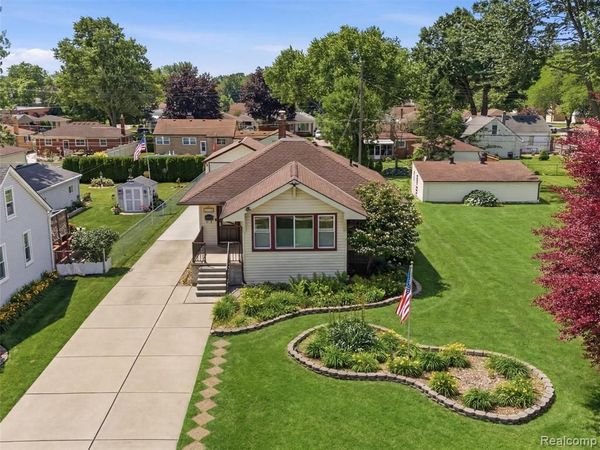 22620 Lake Boulevard, St. Clair Shores, MI 48082