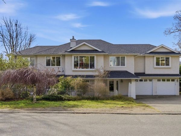 1185 Rock St , Saanich, BC V8P 2C1