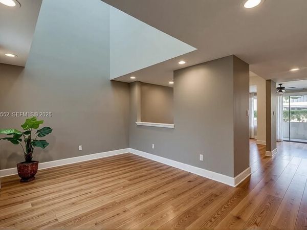 302 2nd St N , St Petersburg, FL 33701