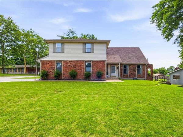 5233 NW Old Pike Road, Gladstone, MO 64118