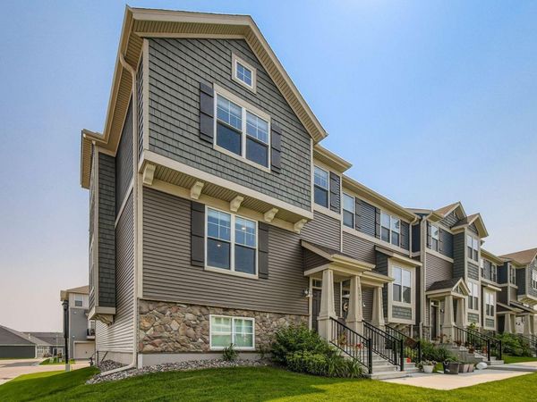 7582 38th Street N, Oakdale, MN 55128