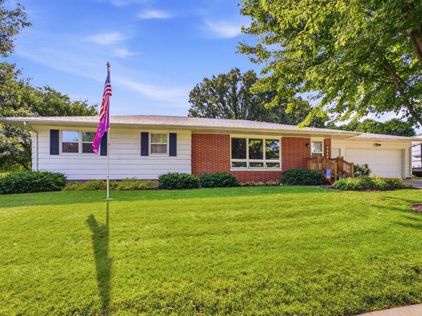 718 CENTRE, Muscatine, IA 52761
