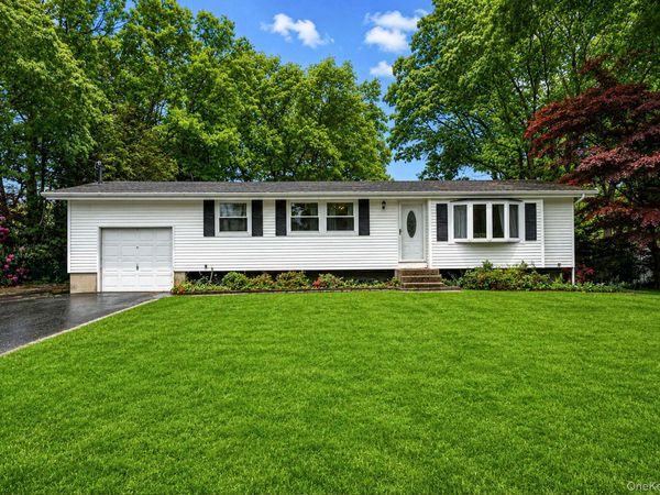 16 Lodge Lane , East Setauket, NY 11733