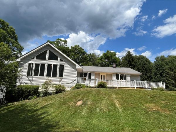8 Trillium Road , Pleasant Valley, NY 12569