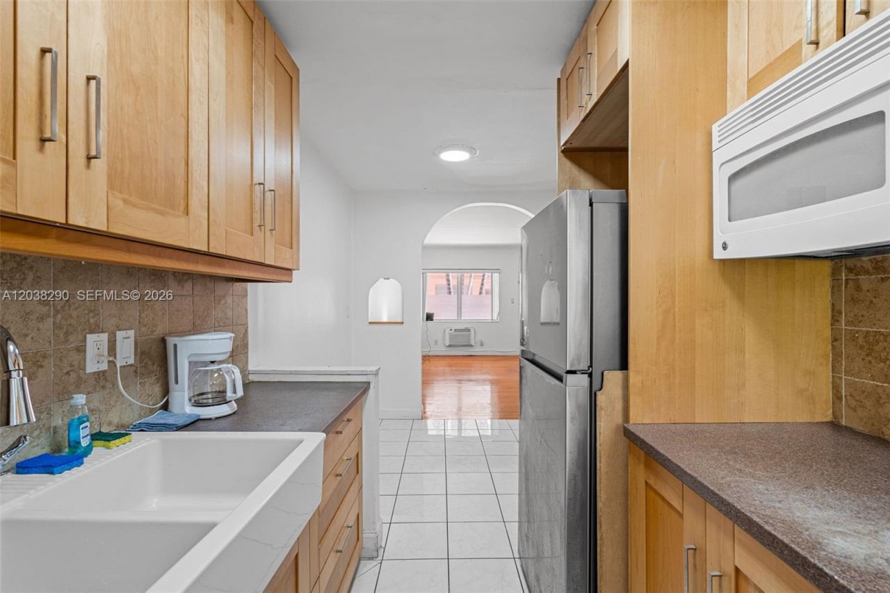 7840 Harding Ave , Unit 3, Miami Beach, FL 33141 Photo