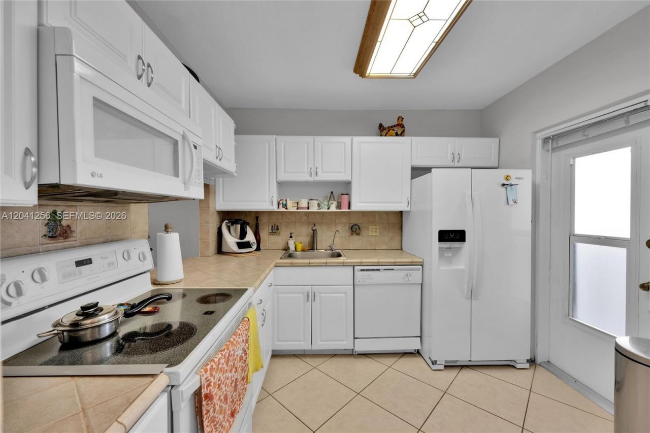 3199 S Ocean Dr, Unit 402, Hallandale Beach, FL 33009 Photo