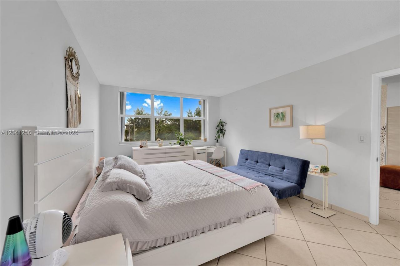 3199 S Ocean Dr, Unit 402, Hallandale Beach, FL 33009 Photo