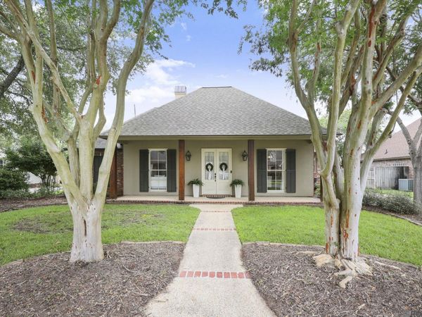 10121 Oakline Dr, Saint George, LA 70809