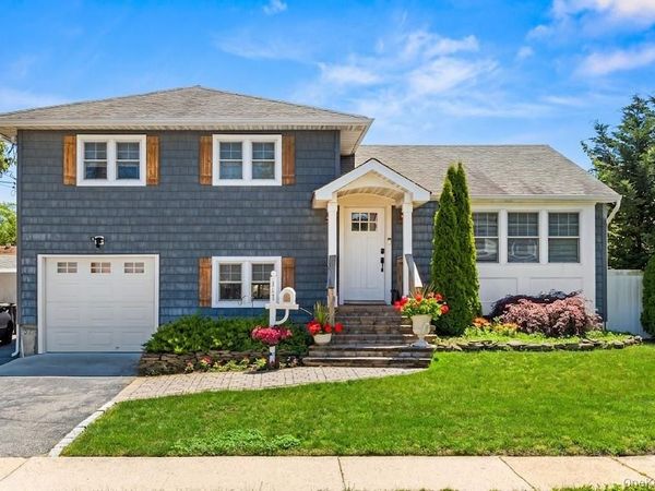 857 Milligan Lane , West Islip, NY 11795