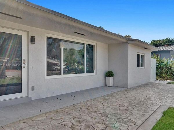 310 NE 162nd St , Miami, FL 33162